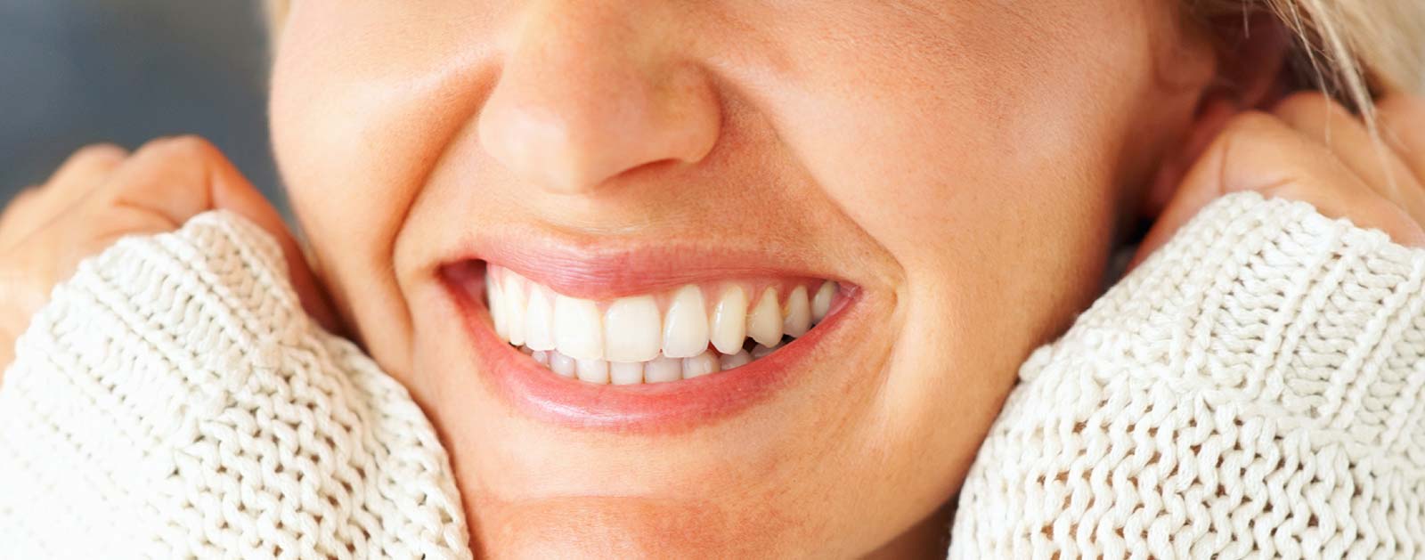 Weißere Zähne durch professionelles Bleaching